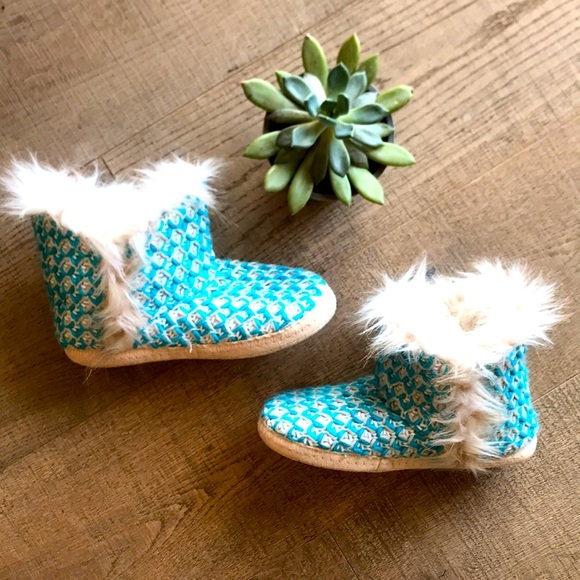 Pom Pom Faux Fur Lined Slippers Size 9/10 NWOT - Picture 2 of 7